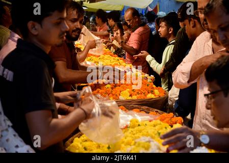 Mumbai, Maharashtra, Indien. 28. August 2022. Vor dem bevorstehenden Ganesh Chaturthi Festival in Mumbai, Indien, am 28. August 2022 drängen sich Menschen auf einen Blumenmarkt. (Bild: © Indranil Aditya/ZUMA Press Wire) Bild: ZUMA Press, Inc./Alamy Live News Stockfoto