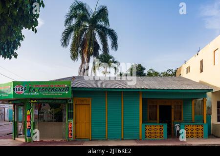 Punta Cana/ Dominikanische Republik - Juni 15 2016: Eckgeschäft in der Dominikanischen Republik. Stockfoto
