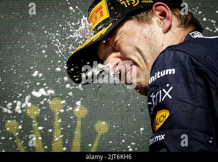 Spa, Belgien. 28. August 2022. SPA - Max Verstappen feiert seinen Sieg nach dem Grand Prix von Belgien F1 auf dem Circuit of Spa-Francorchamps am 29. August 2022 in SPA, Belgien. REMKO DE WAAL Kredit: ANP/Alamy Live News Stockfoto