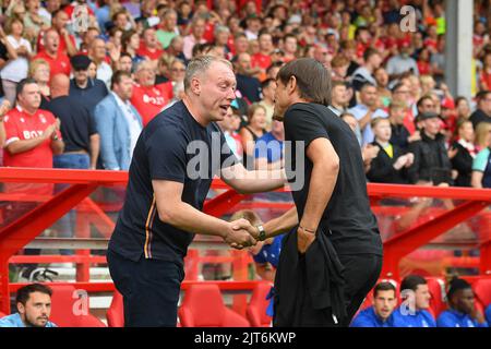 Steve Cooper, Cheftrainer von Nottingham Forest, und Antonio Conte, Manager von Tottenham Hotspur während des Premier League-Spiels zwischen Nottingham Forest und Tottenham Hotspur am 28.. August 2022 auf dem City Ground, Nottingham. (Kredit: Jon Hobley | MI News) Stockfoto