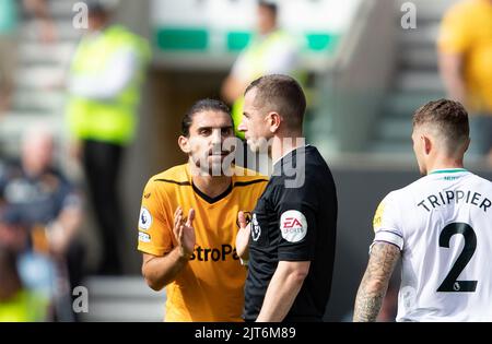 Der Rœben Neves von Wolves Protest-Schiedsrichter Peter Bankes während des Premier League-Spiels zwischen Wolverhampton Wanderers und Newcastle United am Sonntag, den 28.. August 2022 in Molineux, Wolverhampton. Stockfoto