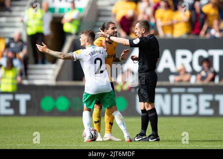 Der Rœben Neves von Wolves Protest-Schiedsrichter Peter Bankes während des Premier League-Spiels zwischen Wolverhampton Wanderers und Newcastle United am Sonntag, den 28.. August 2022 in Molineux, Wolverhampton. Stockfoto
