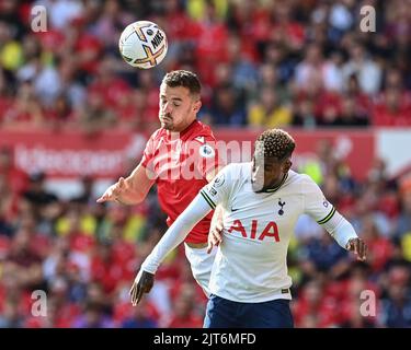 Harry Toffolo #15 aus Nottingham Forest und Emerson #12 aus Tottenham Hotspur kämpfen am 8/28/2022 in Nottingham, Großbritannien, um den Ball. (Foto von Craig Thomas/News Images/Sipa USA) Stockfoto