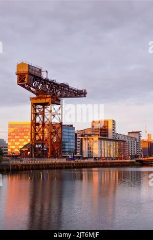 Glasgow, Schottland, Großbritannien, August 21. 2022, Clydeport Crane bei Finnieston neben der Clyde Arc-Brücke in Glasgow Stockfoto