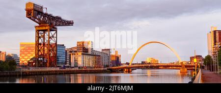 Glasgow, Schottland, Großbritannien, August 21. 2022, Clydeport Crane bei Finnieston neben der Clyde Arc-Brücke in Glasgow Stockfoto