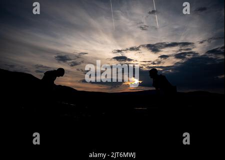 Kampfkünste Schwert kämpfen Silhouetten bei Sonnenuntergang Stockfoto