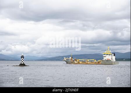 Schlepper transportieren schwimmende Speichercontainer Plattform und Leuchtturm Stockfoto