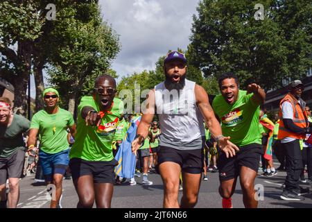 London, Großbritannien. 28.. August 2022. Die Teilnehmer des Carnival Run beginnen die Parade am Eröffnungstag, als Notting Hill Carnival nach einer zweijährigen Abwesenheit zurückkehrt. Kredit: Vuk Valcic/Alamy Live Nachrichten Stockfoto