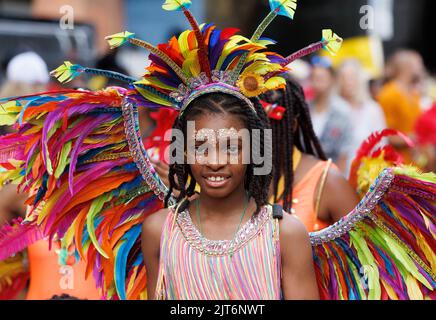 London, Großbritannien. 28. August 2022. Familientag am Notting Hill Carnival. Der Notting Hill Carnival kehrt nach drei Jahren auf die Straßen von West London zurück. Es ist der zweitgrößte Karneval der Welt, der die karibische Kultur feiert, und dieses Jahr steht das Thema „A Time to Remember“. Kredit: Karl Black/Alamy Live Nachrichten Stockfoto