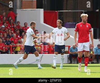 Nottingham, Großbritannien. 28. August 2022. 28.. August 2022; The City Ground, Nottingham, Nottinghamshire, England; Premier League Fußball, Nottingham Forest gegen Tottenham : Harry Kane von Tottenham Hotspur feiert das erste Tor seiner Seite in der 5.-minütigen, um das Ergebnis 0-1 mit Eric Dier Kredit: Action Plus Sports Images/Alamy Live News Stockfoto