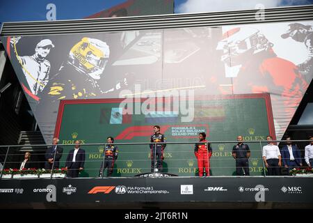 Stavelot Malmedy Spa, Belgien. 27. Januar 2022. Podium: Max Verstappen, Sergio Perez (Red Bull) Carlos Sainz (Ferrari) während des belgischen GP, 25-28. August 2022 auf der Strecke Spa-Francorchamps, Formel-1-Weltmeisterschaft 2022. Kredit: Unabhängige Fotoagentur/Alamy Live Nachrichten Stockfoto