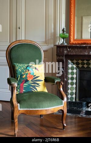 Sessel vor Kamin im Wohnzimmer, Frankreich Stockfoto