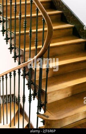 Holztreppe in einem alten Haus. Frankreich Stockfoto