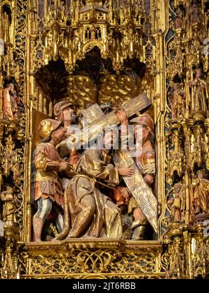 Christus trägt das Kreuz, das im Altarbild der Hauptkapelle der Kathedrale von Sevilla dargestellt ist Stockfoto