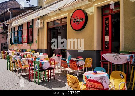 Leere Tische im Freien des Cafés und der Bar 'Visnja' in Novi Sad, Serbien Stockfoto