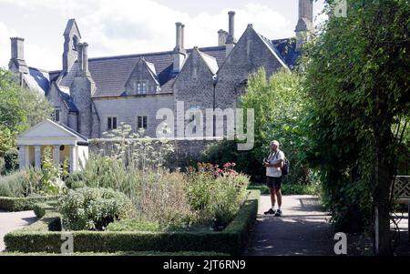 Der Fotograf genießt einen Tag im Cowbridge Physic Garden. Cowbridge, das Gal of Glamorgan. Alte Cowbridge Gymnasium im Hintergrund. Stockfoto