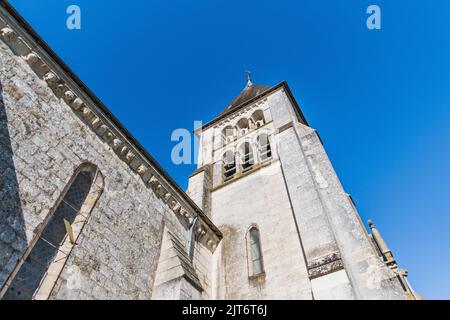 Kirche Saint Hilaire de Châteauvieux unter blauem Himmel in Châteauvieux im Loir-et-Cher Stockfoto