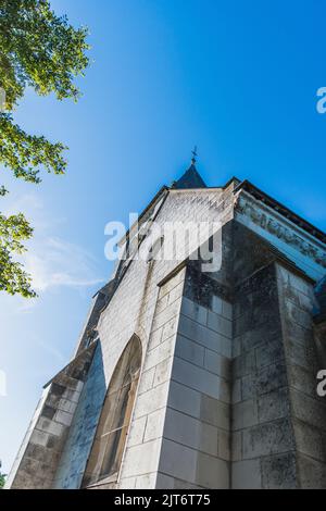 Kirche Saint Hilaire de Châteauvieux unter blauem Himmel in Châteauvieux im Loir-et-Cher Stockfoto