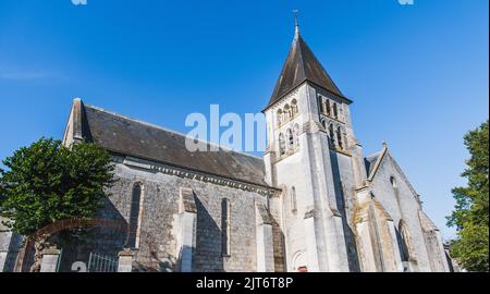 Kirche Saint Hilaire de Châteauvieux unter blauem Himmel in Châteauvieux im Loir-et-Cher Stockfoto