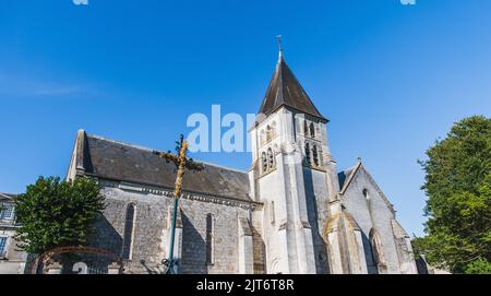 Kirche Saint Hilaire de Châteauvieux unter blauem Himmel in Châteauvieux im Loir-et-Cher Stockfoto