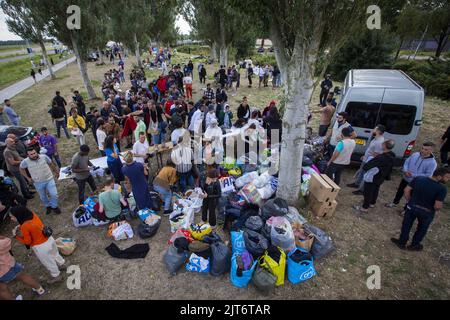 Ter Apel, Niederlande. 28. August 2022. 2022-08-28 16:35:39 TER APEL - Freiwillige der Islamischen Gemeinschaft Milli Gorus aus Rotterdam geben im Antragszentrum in Ter Apel Hilfsgegenstände an Asylbewerber aus. Hunderte Flüchtlinge bleiben seit Tagen außerhalb des Antragszentrums. ANP VINCENT JANNINK netherlands Out - belgium Out Credit: ANP/Alamy Live News Stockfoto