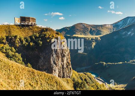 Denkmal des Vertrags von Georgievsk an der georgischen Militärstraße zwischen dem Skigebiet Gudauri und dem Jvari-Pass Stockfoto