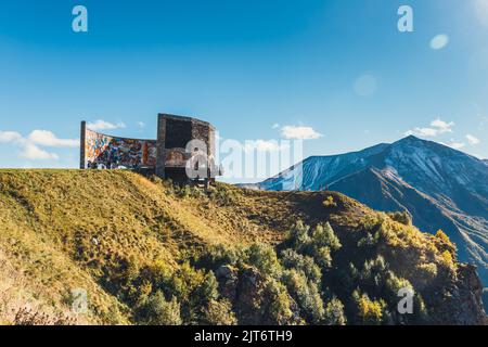 Denkmal des Vertrags von Georgievsk an der georgischen Militärstraße zwischen dem Skigebiet Gudauri und dem Jvari-Pass Stockfoto