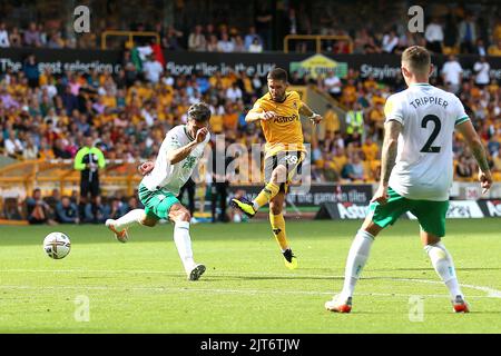 Joao Moutinhino von Wolverhampton Wanderers hat während des Spiels der Premier League im Molineux Stadium in Wolverhampton einen Torschuss erhalten. Bilddatum: Sonntag, 28. August 2022. Stockfoto