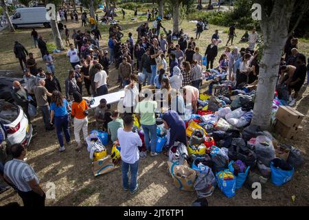 Ter Apel, Niederlande. 28. August 2022. 2022-08-28 16:45:36 TER APEL - Freiwillige der Islamischen Gemeinschaft Milli Gorus aus Rotterdam geben im Antragszentrum in Ter Apel Hilfsgegenstände an Asylbewerber aus. Hunderte Flüchtlinge bleiben seit Tagen außerhalb des Antragszentrums. ANP VINCENT JANNINK netherlands Out - belgium Out Credit: ANP/Alamy Live News Stockfoto