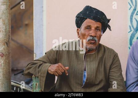 Luxor, Ägypten - 07. November 2021: Nahaufnahme Porträt des ägyptischen Alten Mannes in traditioneller Kleidung Stockfoto