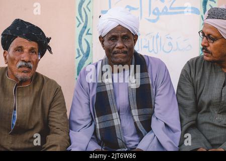 Luxor, Ägypten - 07. November 2021: Nahaufnahme Porträt des ägyptischen Alten Mannes in traditioneller Kleidung Stockfoto