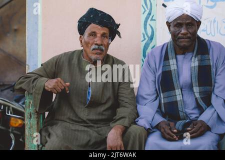 Luxor, Ägypten - 07. November 2021: Nahaufnahme Porträt des ägyptischen Alten Mannes in traditioneller Kleidung Stockfoto