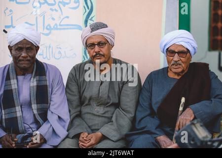 Luxor, Ägypten - 07. November 2021: Nahaufnahme Porträt des ägyptischen Alten Mannes in traditioneller Kleidung Stockfoto