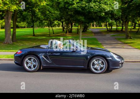 2006 PORSCHE BOXSTER 24V 2687cc 6-Gang Schaltgetriebe; Ankunft auf der jährlichen Stanley Park Classic Car Show in den Ital Gardens. Stanley Park Classics Yesteryear Motor Show, veranstaltet von Blackpool Vintage Vehicle Preservation Group, Großbritannien. Stockfoto