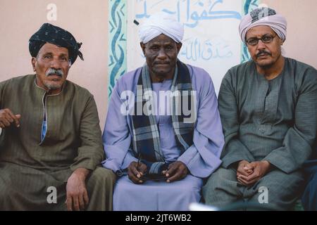 Luxor, Ägypten - 07. November 2021: Nahaufnahme Porträt des ägyptischen Alten Mannes in traditioneller Kleidung Stockfoto