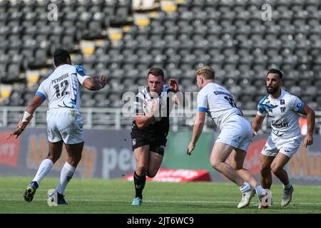 Hull, Großbritannien. 28. August 2022. Jordan Lane #13 von Hull FC läuft am 8/28/2022 bei der Verteidigung in Toulouse. Quelle: SIPA USA/Alamy Live News Stockfoto