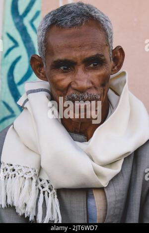 Luxor, Ägypten - 07. November 2021: Nahaufnahme Porträt des ägyptischen Alten Mannes in traditioneller Kleidung Stockfoto