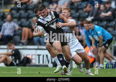 Hull, Großbritannien. 28. August 2022. Cameron Scott #24 von Hull FC wird von der Verteidigung in Toulouse am 8/28/2022 gestoppt. Quelle: SIPA USA/Alamy Live News Stockfoto