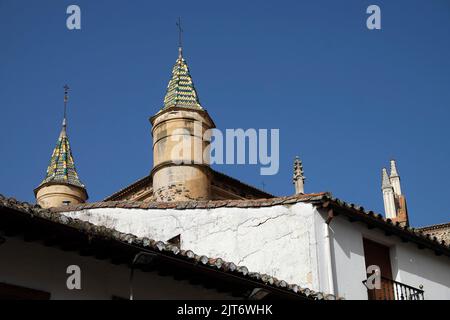 Detail der Türme der Gebäude des Königlichen Klosters der Heiligen Maria von Guadalupe in der Provinz Cáceres. Stockfoto