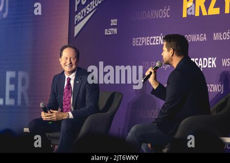 Zwei Politiker sitzen und diskutieren während des Campus Polska 2022 in Olsztyn, Kortowo, Polen Stockfoto