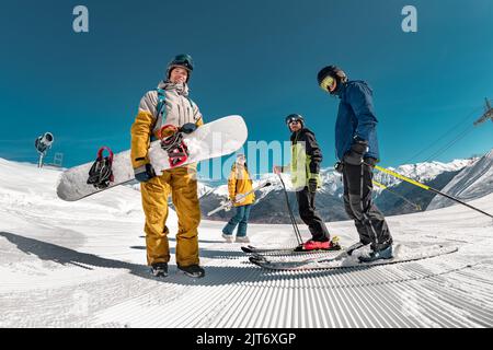 Gruppe von Touristen Skifahrer und Snowboarder steht am Skigebiet. Wintersportkonzept Stockfoto