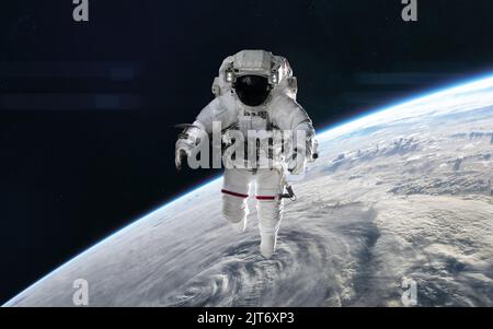 Astronaut im Weltraum. Umlaufbahn des Planeten Erde. Sonnensystem Stockfoto