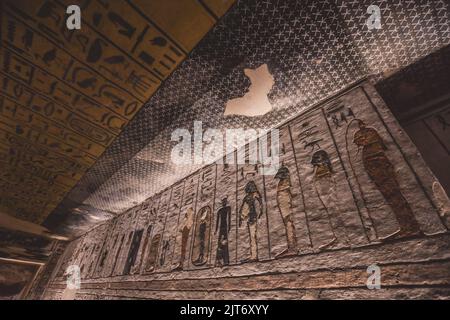 Alte ägyptische Zeichnungen in den Pharaonengräbern im Tal der Könige in Luxor, Ägypten Stockfoto