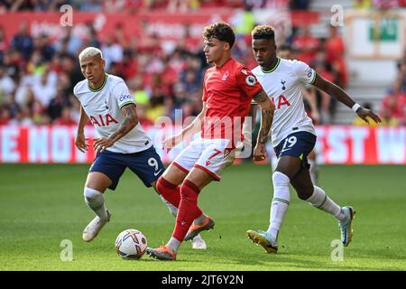 Neco Williams #7 aus Nottingham Forest übergibt den Ball unter dem Druck von Richarlison #9 aus Tottenham Hotspur (L) und Ryan Sessegnon #19 aus Tottenham Hotspur (R) Stockfoto