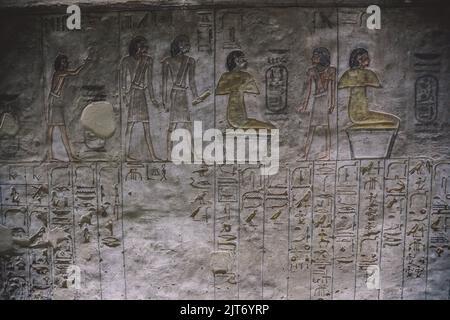 Alte ägyptische Zeichnungen in den Pharaonengräbern im Tal der Könige in Luxor, Ägypten Stockfoto