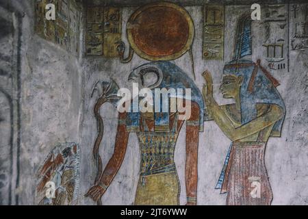 Alte ägyptische Zeichnungen in den Pharaonengräbern im Tal der Könige in Luxor, Ägypten Stockfoto