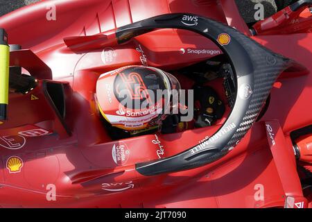 Spa, Belgien. 28. August 2022. Motorsport: Formel-1-Weltmeisterschaft, großer Preis von Belgien, Rennen: Carlos Sainz aus Spanien vom Team Ferrari am Start. Kredit: Hasan Bratic/dpa/Alamy Live Nachrichten Stockfoto