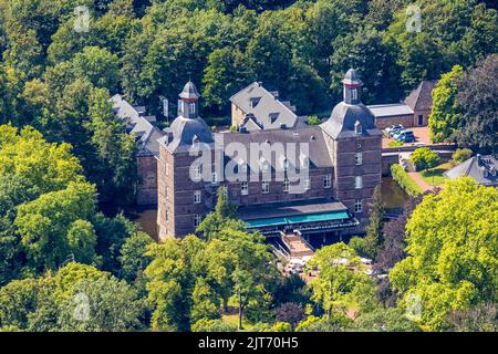 Luftbild, Wasserschloss Schlosshotel Hugenpoet mit Freiluftrestaurant, Kettwig, Essen, Ruhrgebiet, Nordrhein-Westfalen, Deutschland, DE, Lebensmittel, Europ Stockfoto