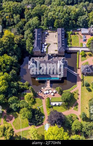 Luftbild, Wasserschloss Schlosshotel Hugenpoet mit Freiluftrestaurant, Kettwig, Essen, Ruhrgebiet, Nordrhein-Westfalen, Deutschland, DE, Lebensmittel, Europ Stockfoto