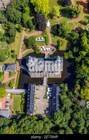 Luftbild, Wasserschloss Schlosshotel Hugenpoet mit Freiluftrestaurant, Kettwig, Essen, Ruhrgebiet, Nordrhein-Westfalen, Deutschland, DE, Lebensmittel, Europ Stockfoto